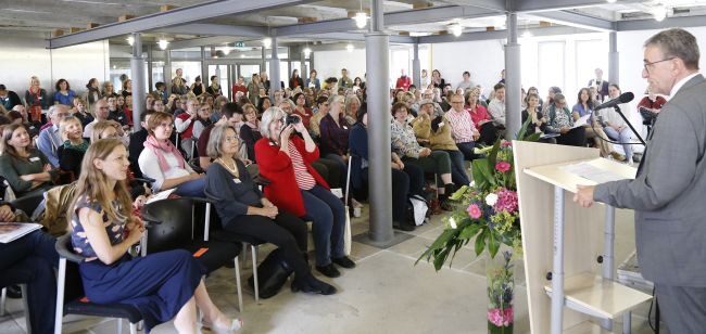 Bürgermeister Thomas Pink eröffnet das 15. Wolfenbütteler Gespräch, die Jahrestagung des Literaturübersetzerverbandes VdÜ.