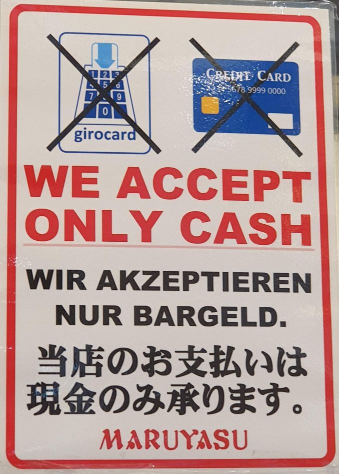 "Wir akzeptieren nur Bargeld" auf Japanisch.