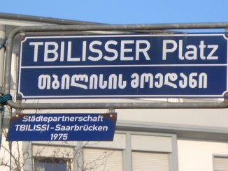 Tbilisser Platz, Straßenschild Georgisch
